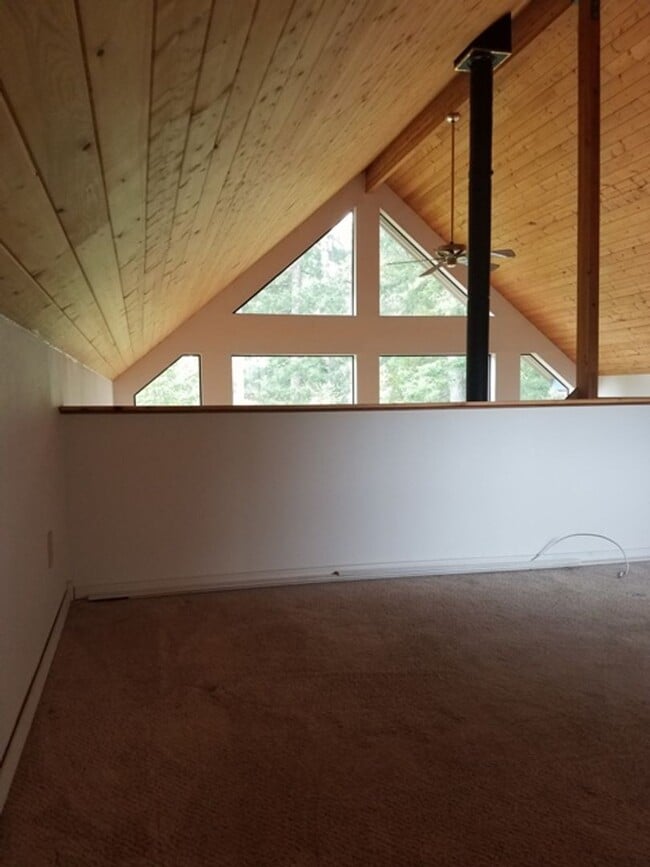 Building Photo - Beautiful home located on Emerald Lake