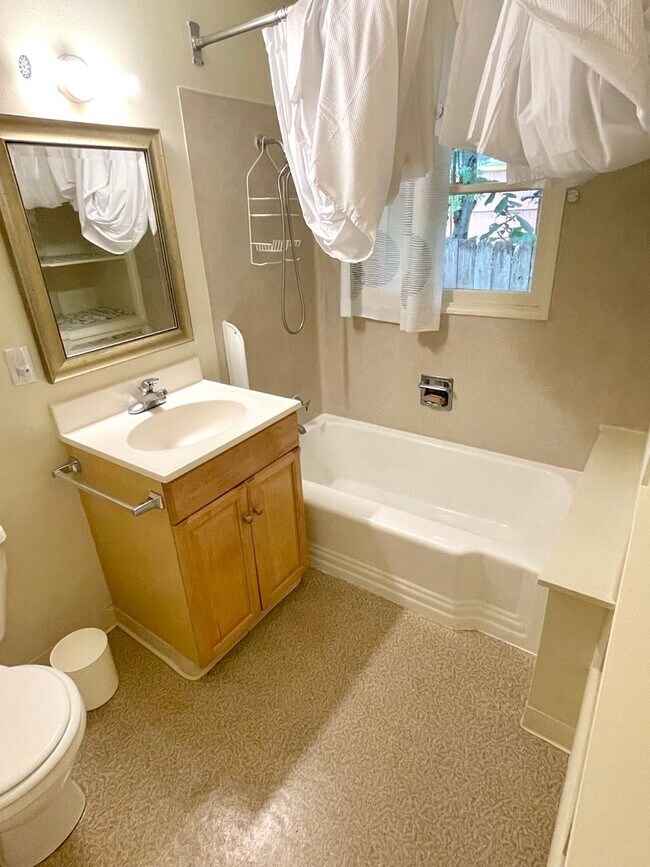 Building Photo - CURFN01