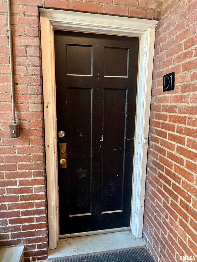 Building Photo - 2028 7th Ave