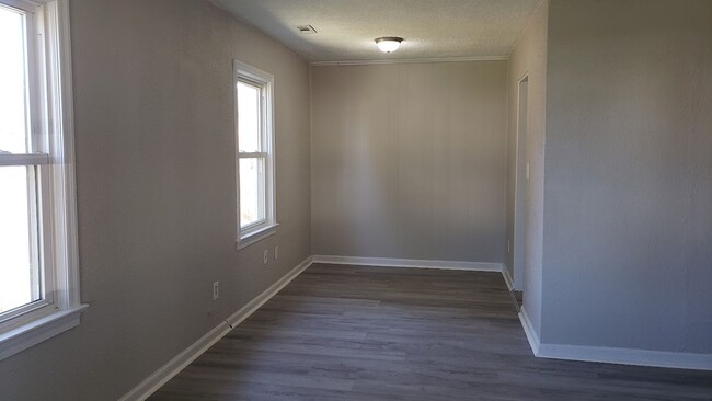 Building Photo - Super convenient to Langley AFB