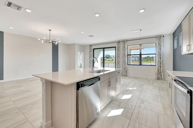 Building Photo - 6007 SE Sky Blue Cir