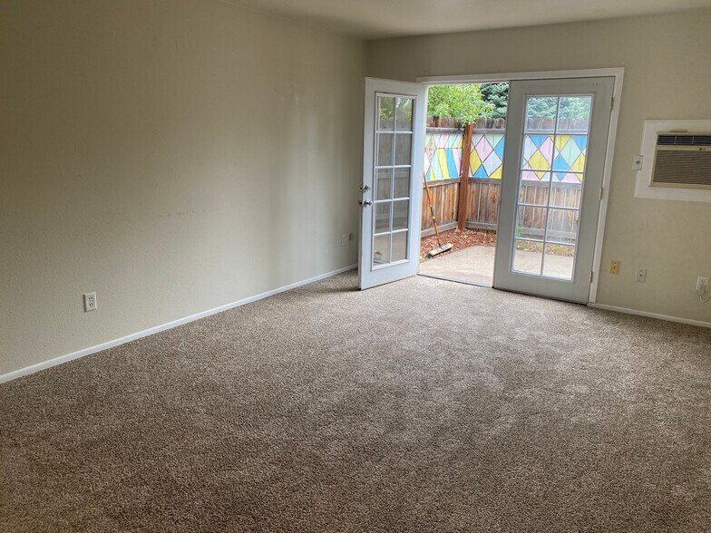 Building Photo - 405 E Thunderbird Dr