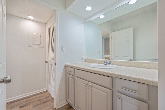 Building Photo - Spacious townhouse with large 2nd floor covered patio!