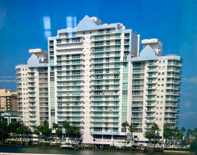 Primary Photo - 5900 Collins Ave