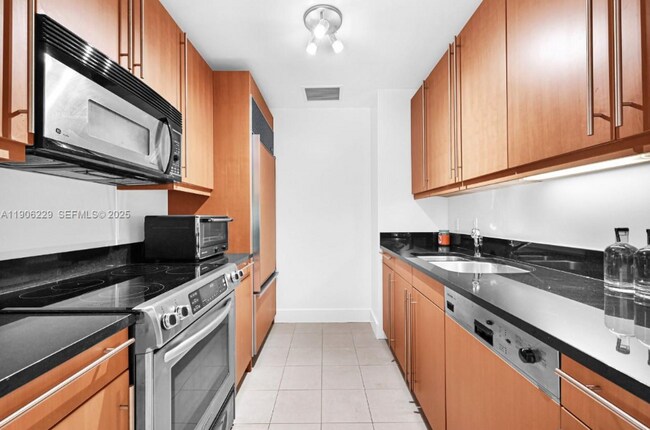 Building Photo - 1435 Brickell Ave
