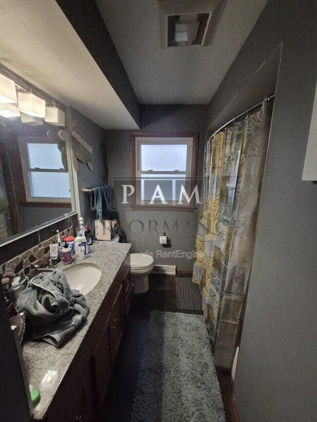 Building Photo - 1422 W Maplewood Ct