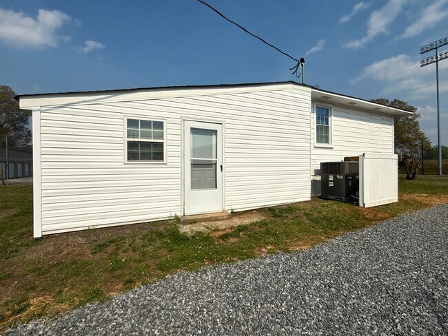 Building Photo - 242 S Cherry Rd