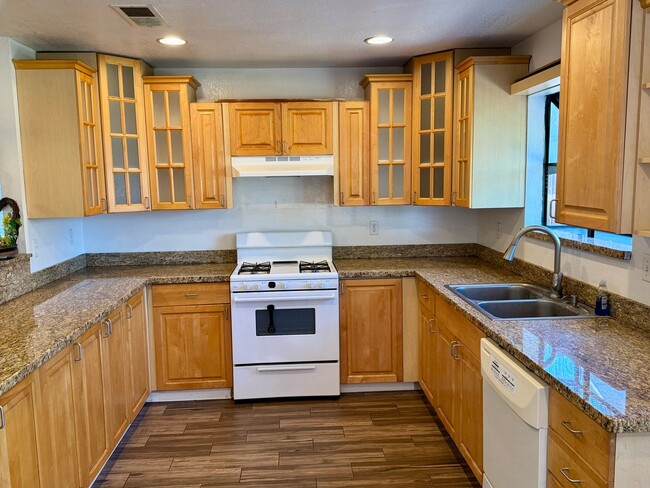 Building Photo - 3 bdrm 2 bath house on quiet cul -de-sac w...