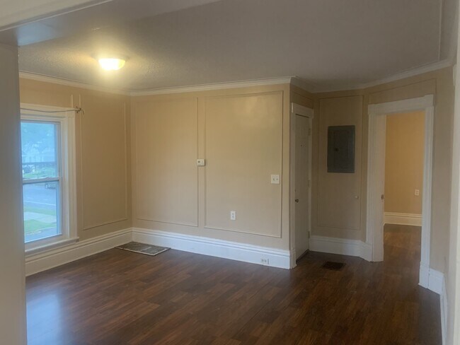 Building Photo - 2 Bedroom Upper Close to Downtown!