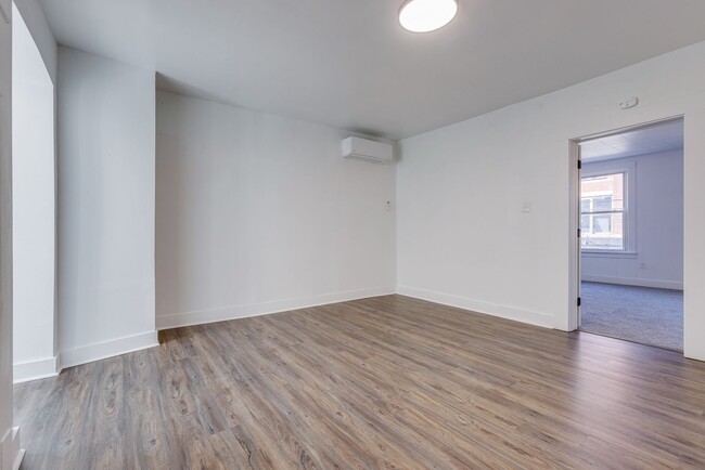 Building Photo - 826 E Warrington Ave