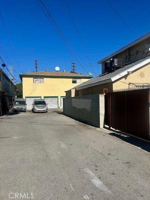 Building Photo - 5945 Riverton Ave