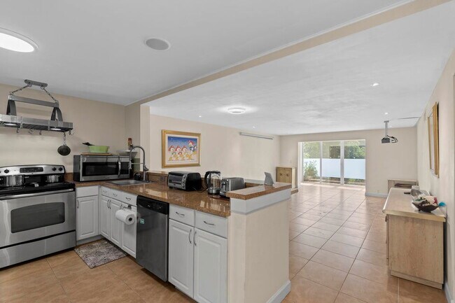 Building Photo - 300 NE 26th Ave