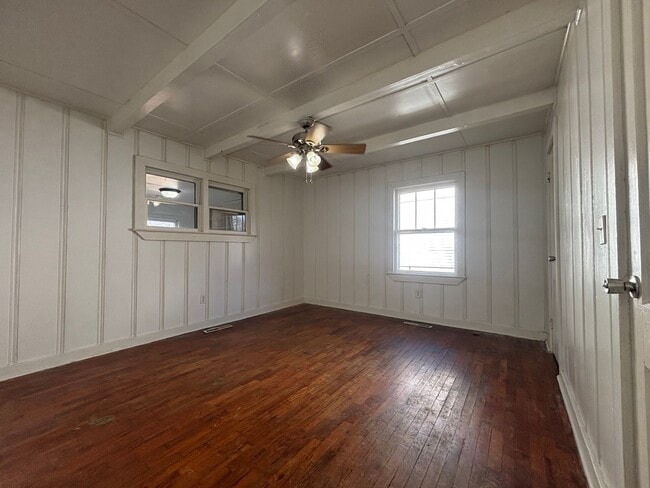 Building Photo - Large 2 Bedroom Home with a Garage