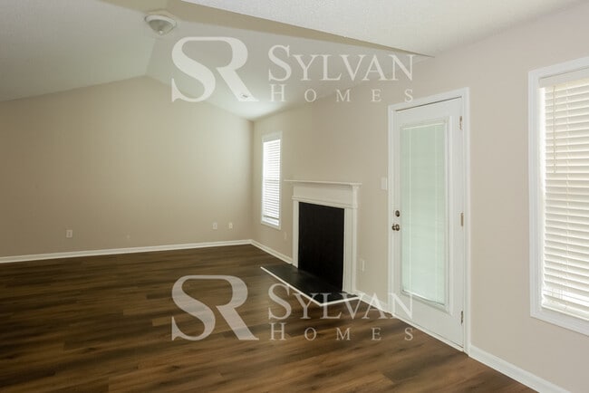 Building Photo - This home exudes a cheerful and welcoming ...