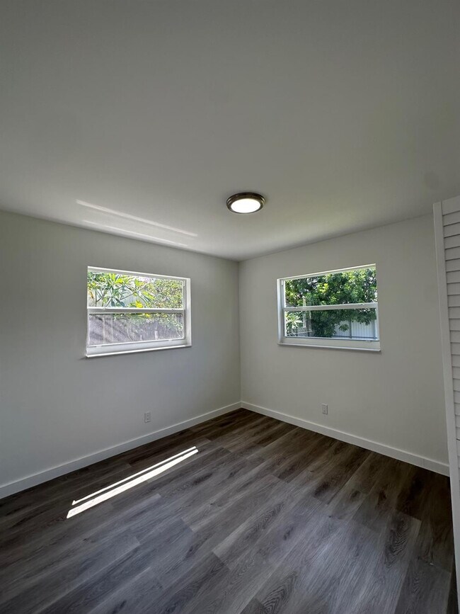 Building Photo - 4051 NE 4th Ave