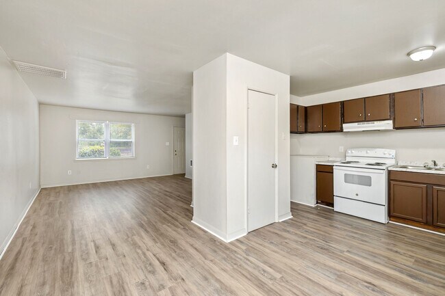 Building Photo - Renovated 3 Bedroom Unit!