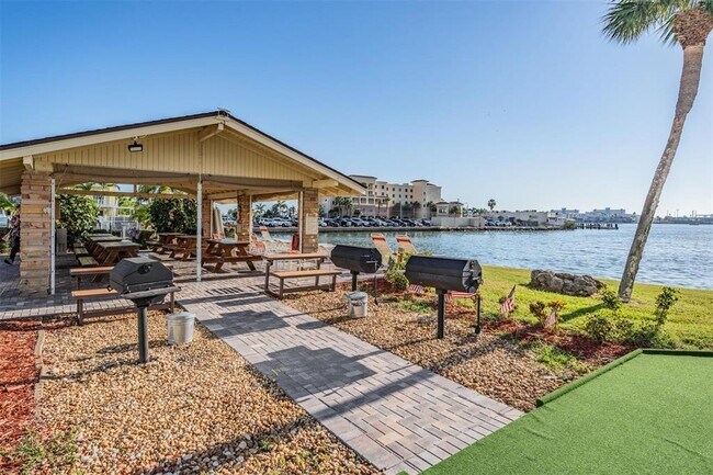 Building Photo - 4550 Cove Cir