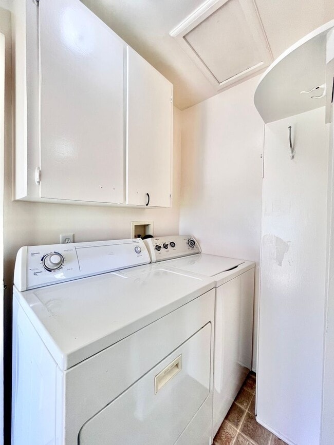 Building Photo - Cozy 2 bed 1 bath Home with Fenced Yard!