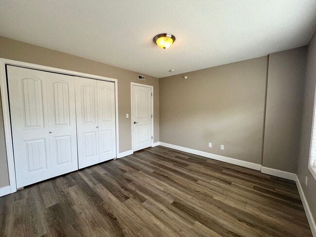 Building Photo - 2 Bedroom/2 Bathroom Oakridge Apartments U...