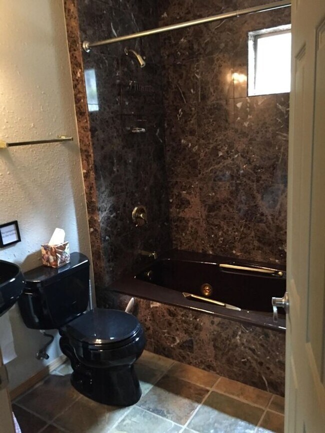 Building Photo - House on Finley Point Fully Furnished