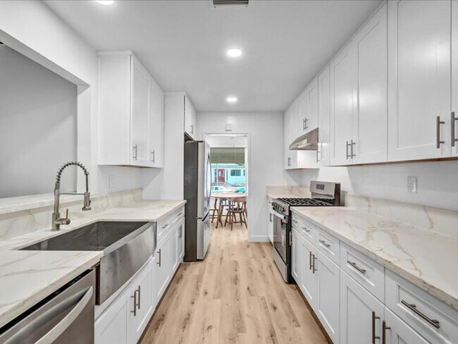 Building Photo - 4847 Ocana Ave