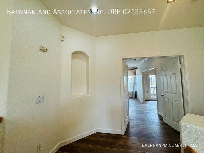 Building Photo - 835 Calle Lagasca