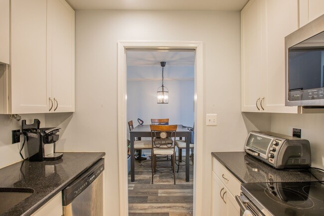 Building Photo - Charming 1 BR/1 BA Condo in Capitol Hill!