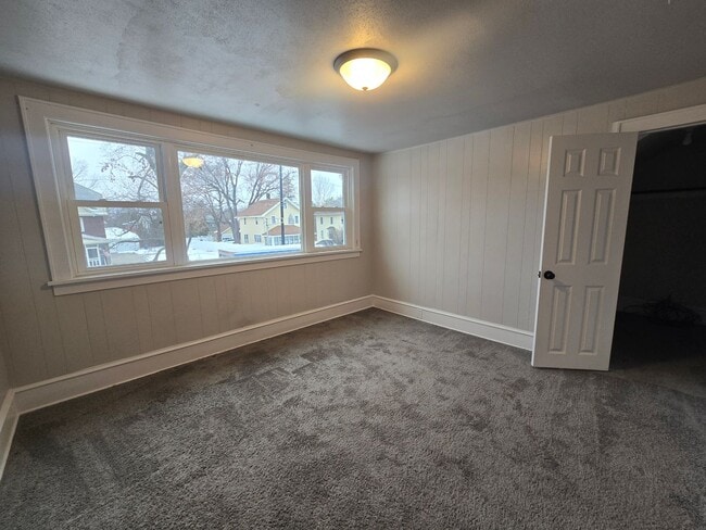 Building Photo - VIDEOTOUR: Gorgeous Victorian 4-bedroom home with Huge Garage! PETS WELCOME