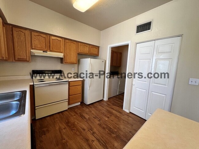 Building Photo - **Gated!!**Two Bedroom Townhome