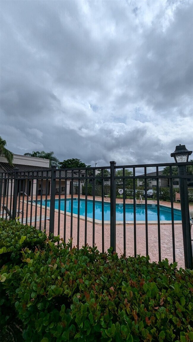 Building Photo - 9919 Nob Hill Ln