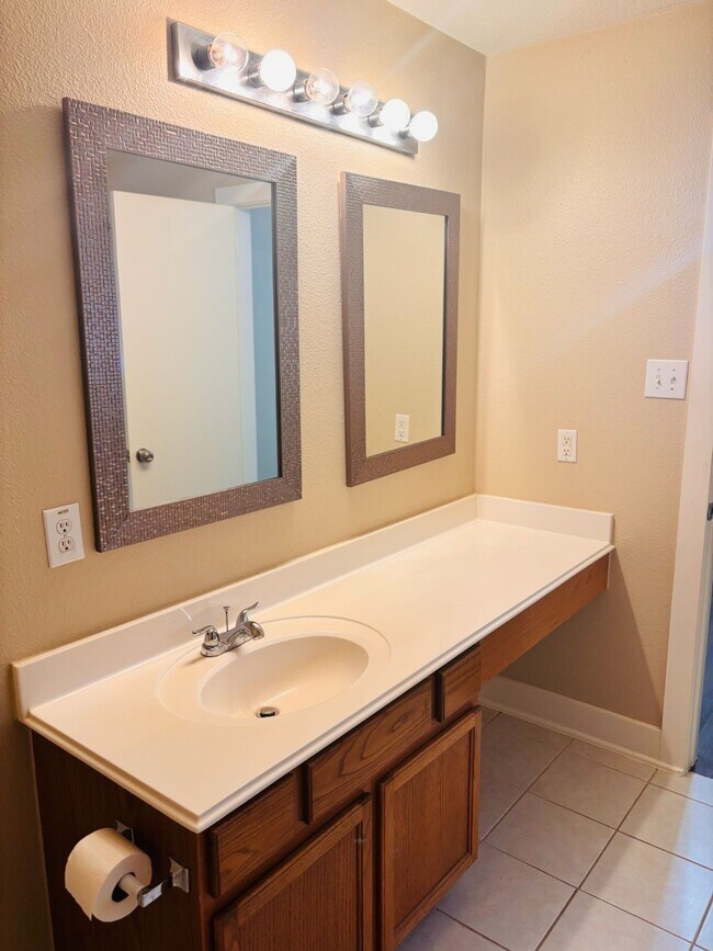 Building Photo - 10614 Cobblecreek Way