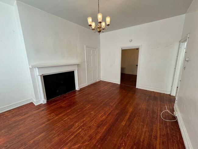 Building Photo - Old World Charm Second-Floor Apartment