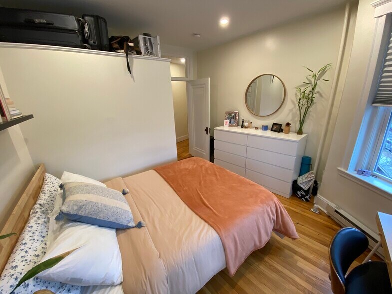 Building Photo - 73 Park Dr