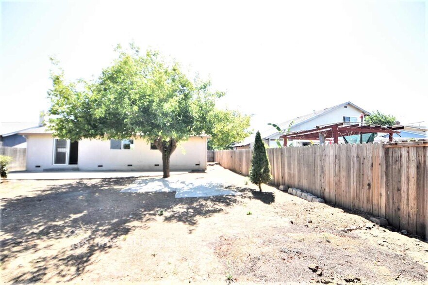 Building Photo - 525 Falcon Dr