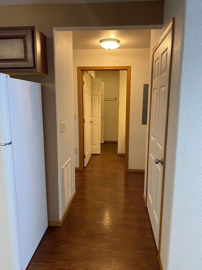 Building Photo - Lower 2 Bedroom /1 Bath Apartment! Appliances Included!
