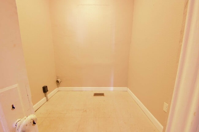 Building Photo - Charming & Spacious 3-Bedroom Unit with Private Master Suite