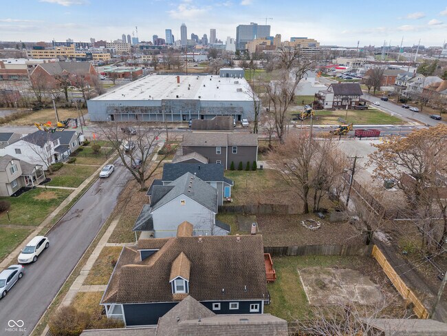 Building Photo - 2224 N Kenwood Ave