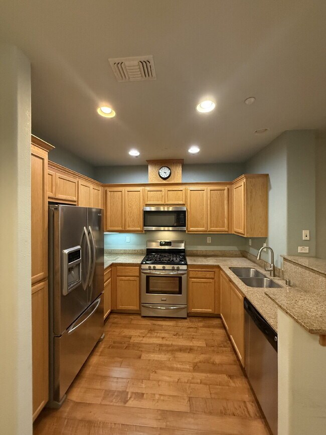 Building Photo - Stunning First level Luxury 2 Bed/2 Bath Condo Close to Everything in Dublin