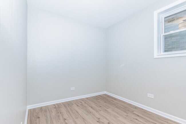 Building Photo - 1343 W 31st St