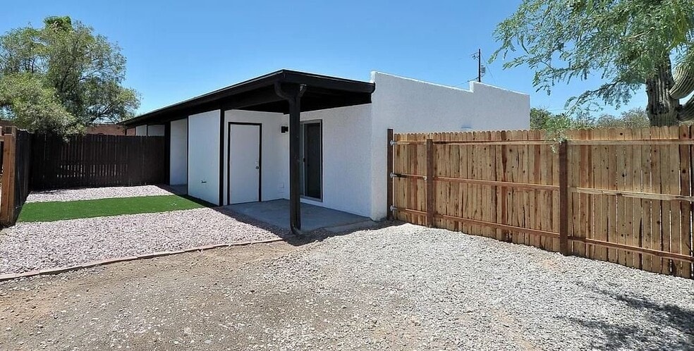 Building Photo - 3302 E Presidio Rd