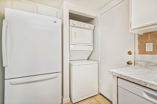 Building Photo - 34414 Laura Way