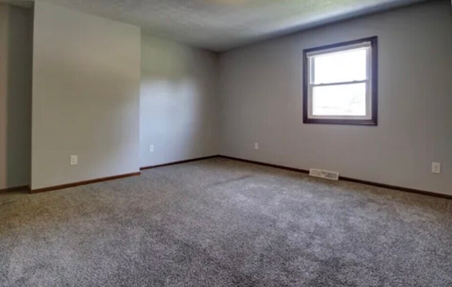 2nd bedroom - 8653 Refugee Rd