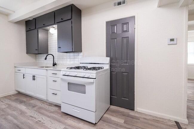 Building Photo - 1325 W Dora St