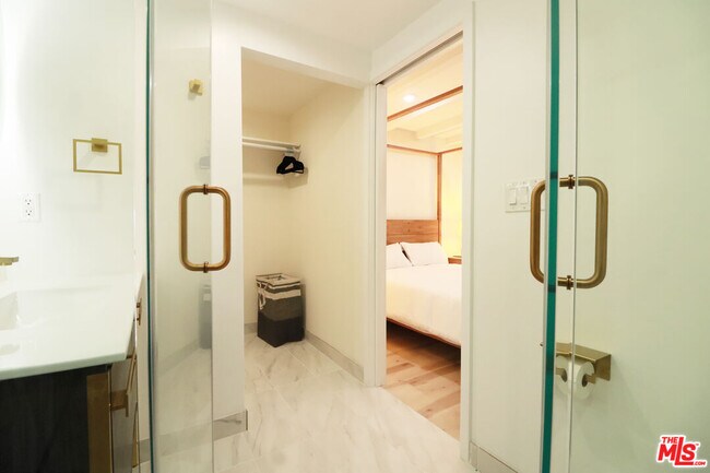 Building Photo - 9042 Phyllis Ave