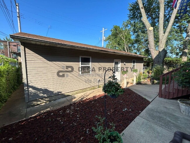 Building Photo - 2304 Russell Blvd