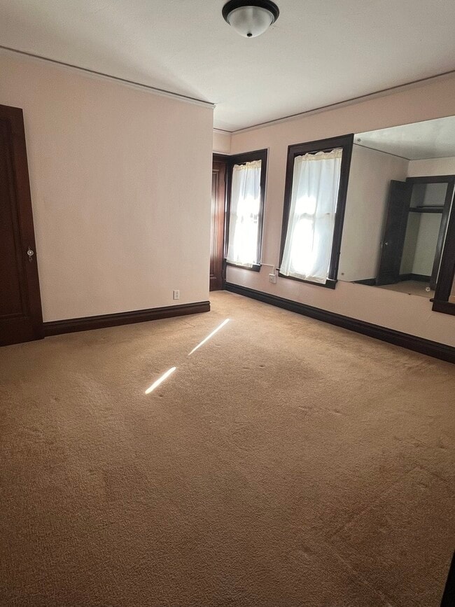 Building Photo - 702 N Raynor Ave