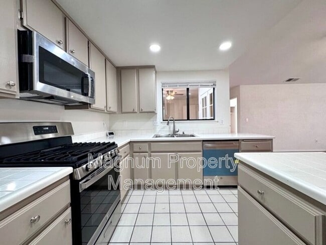 Building Photo - 27806 Hillpointe Dr