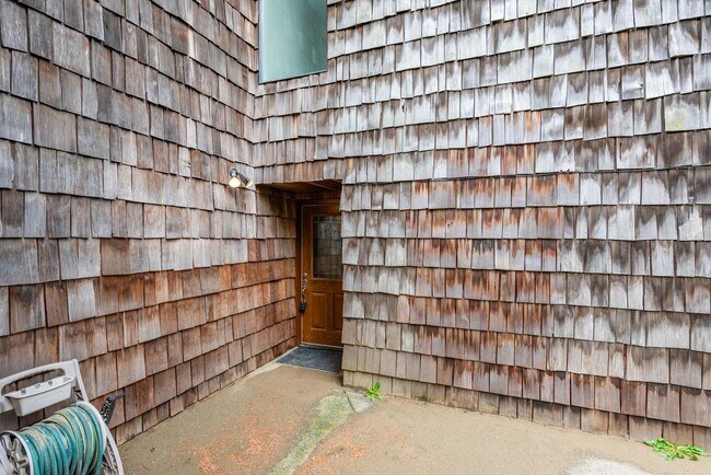 Building Photo - 3 Bedroom Condo on West Beach Bluffs **$500 off the first months rent**