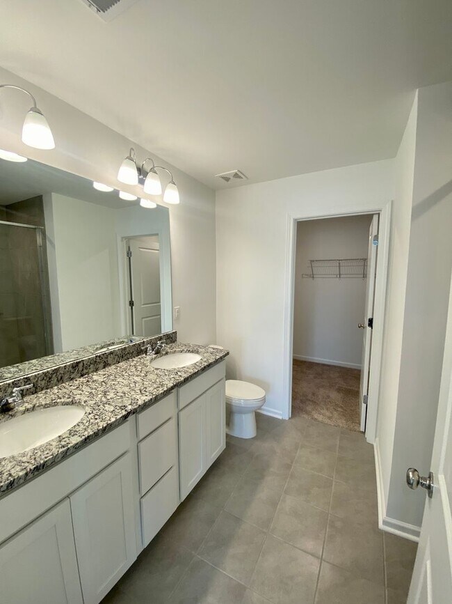 Building Photo - Well Maintained 3BR/2.5BA Townhouse in Pringle Townes; Available July 10