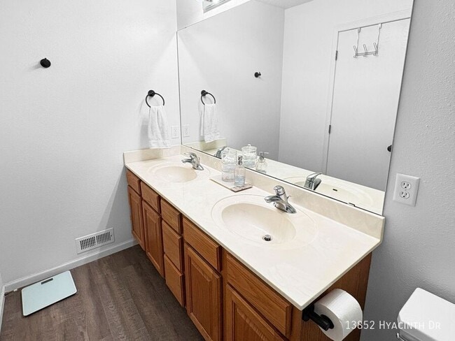 Building Photo - 13852 Hyacinth Dr